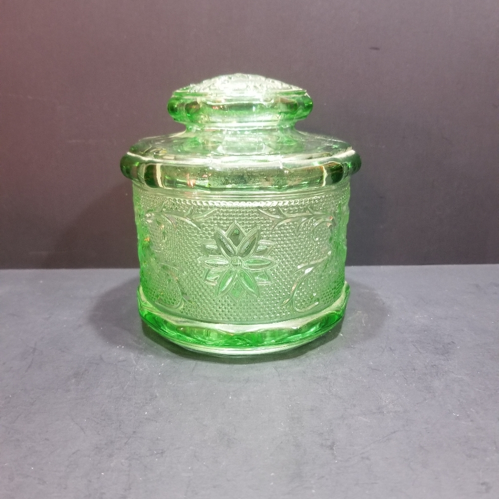 1 Tiara Chantilly Green Sandwich Canister